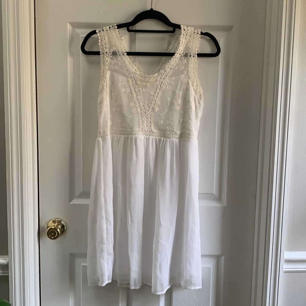 White lightweight Dex dress size M